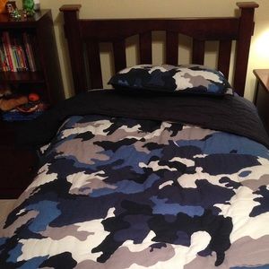 Pottery Barn Teen twin comforter w/ std sham.
